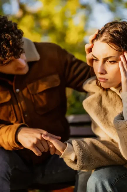 un homme qui discutent avec une femme