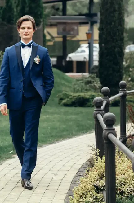 Un homme en tenue de bal de promo