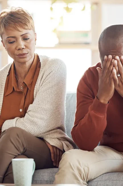 Un homme et une femme qui discutent du peur de l'engagement